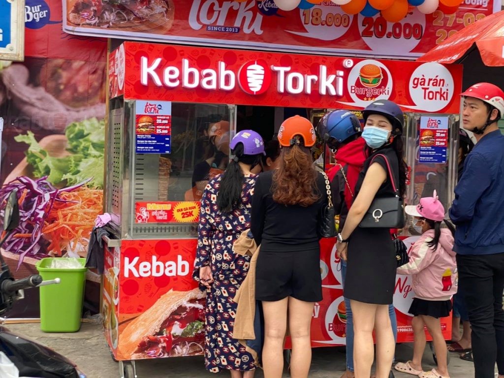 Tiệm bánh mì Doner Kebab thu hút khách