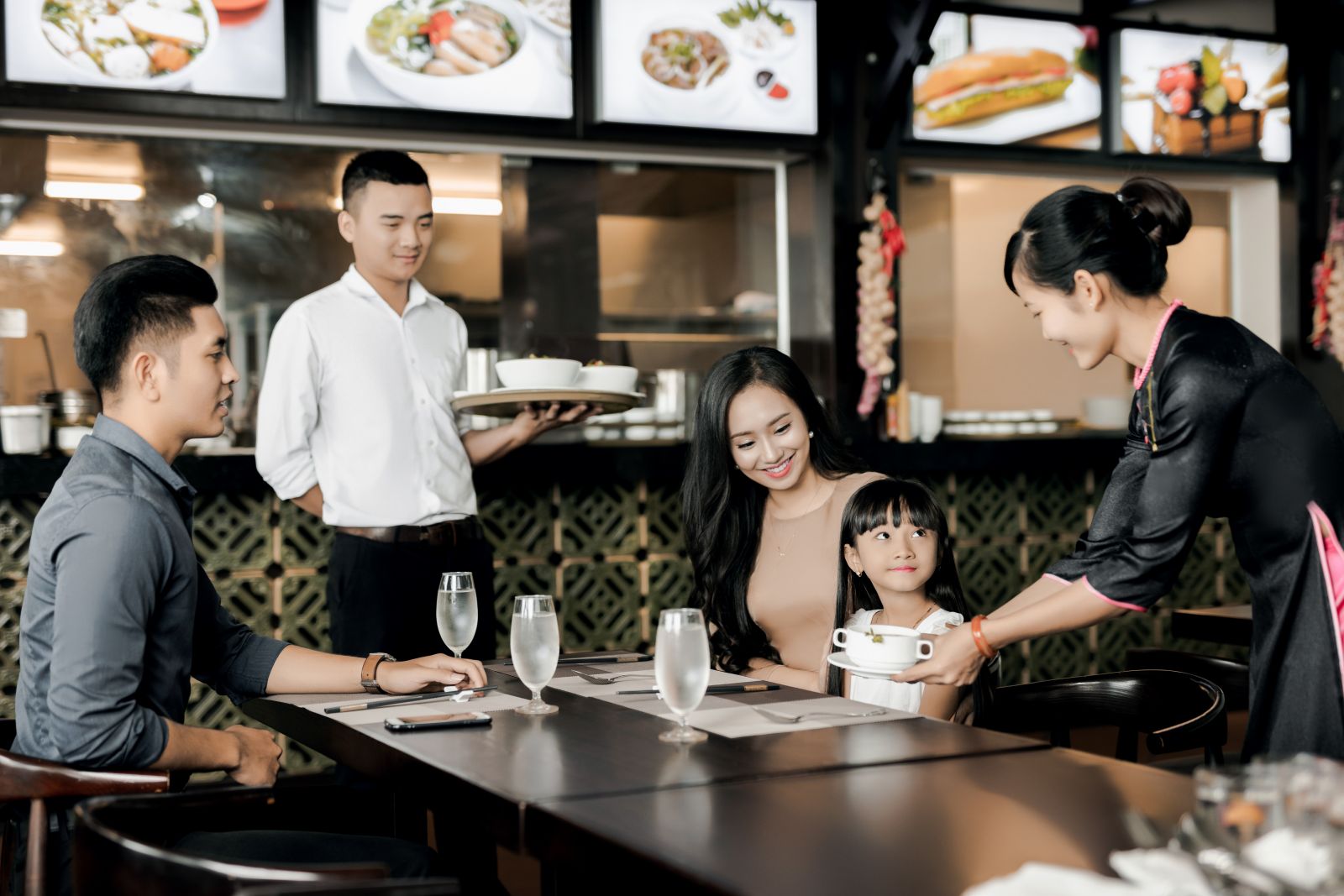 Thái độ phục vụ tốt khiến khách hàng yêu thích quán ăn của bạn