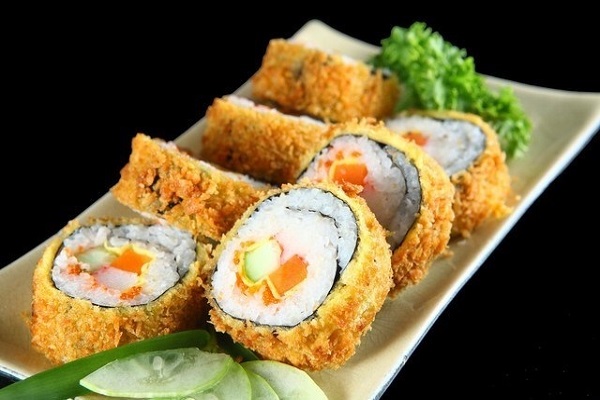 Kimbap chiên với lớp vỏ giòn rụm có thể dùng khi bán đồ ăn sáng cho học sinh cấp 2