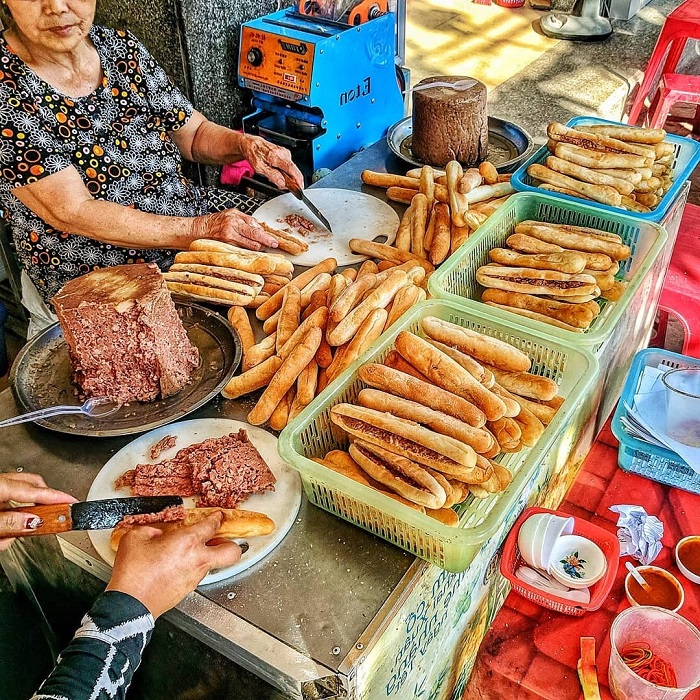 Bán bánh mì que